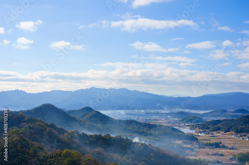 冬の朝　香川県さぬき市の南部の風景　遠方に讃岐山脈 © KOZO