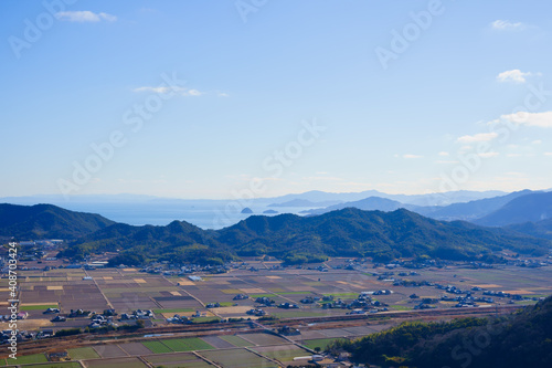 香川県さぬき市の東部の風景 遠方に瀬戸内海