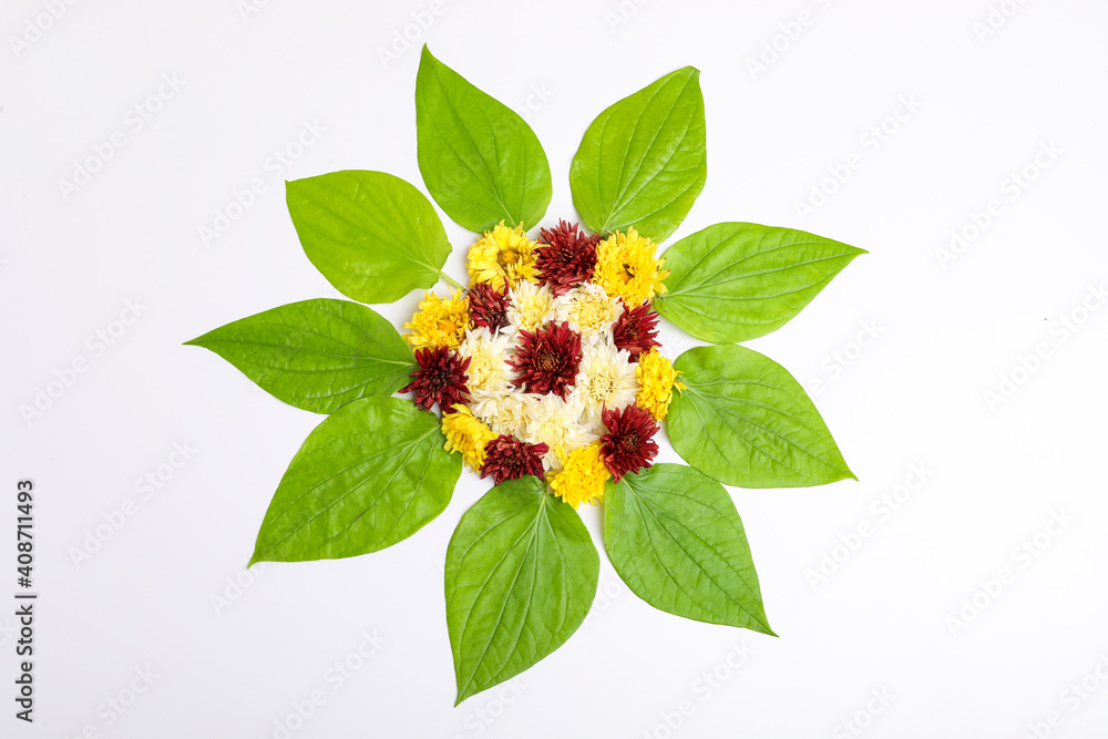Naklejka premium Orange and yellow Marigold Flower and green leaf garland decoration for indian festival