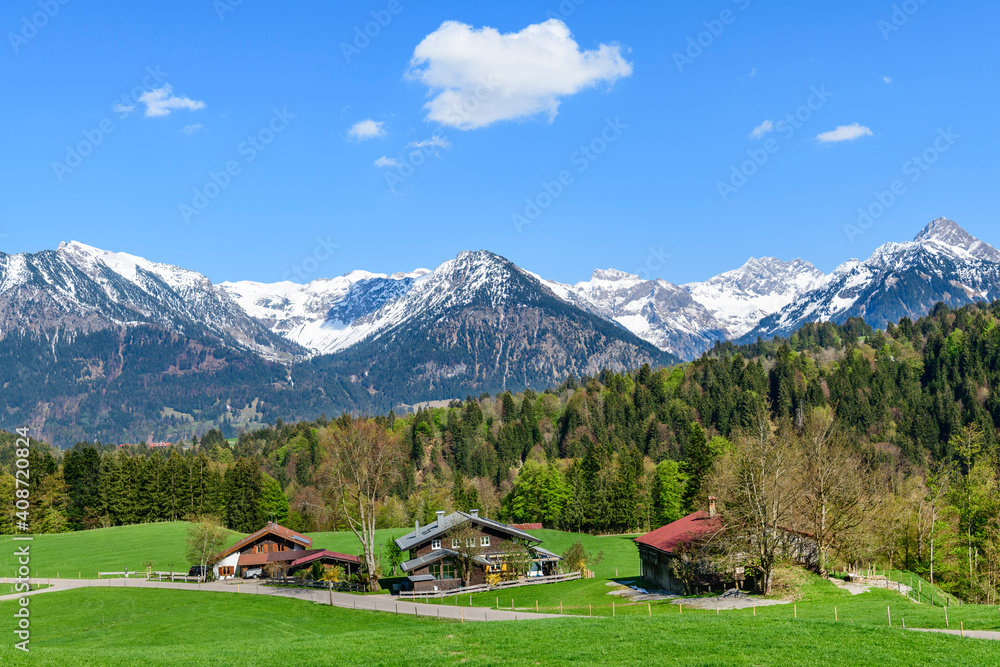 Frühling in den Oberallgäuer Bergen nahe Tiefenbach
