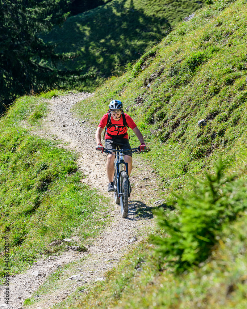 Fototapeta premium Mountainbike-Tour in den Alpen