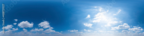  Nahtloses Panorama mit blau-weißem Himmel 360-Grad-Ansicht mit schönen Cumulus-Wolken zur Verwendung in 3D-Grafiken als Himmelskuppel oder zur Nachbearbeitung von Drohnenaufnahmen