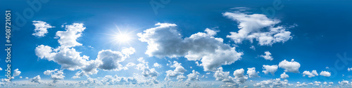  Nahtloses Panorama mit blau-wei  em Himmel 360-Grad-Ansicht mit sch  nen Cumulus-Wolken zur Verwendung in 3D-Grafiken als Himmelskuppel oder zur Nachbearbeitung von Drohnenaufnahmen