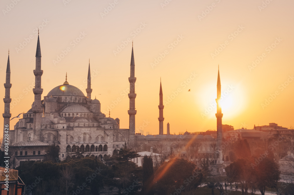Obraz premium Islamic place of worship, mosque structure. Istanbul Hagia Sophia Mosque in Turkey. Mosque silhouette and sunset.