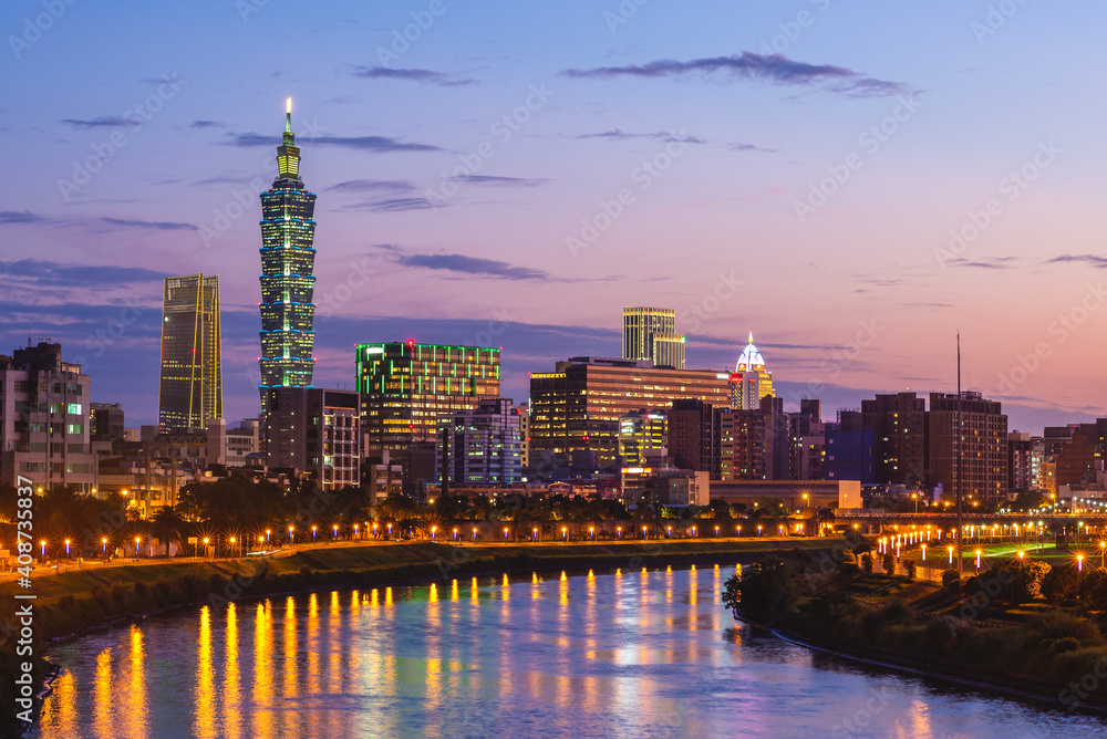 Obraz premium night view of taipei city by the river in taiwan