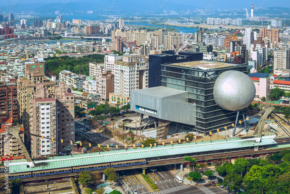 Fototapeta premium panoramę miasta Tajpej w pobliżu dzielnicy Jiantan na Tajwanie