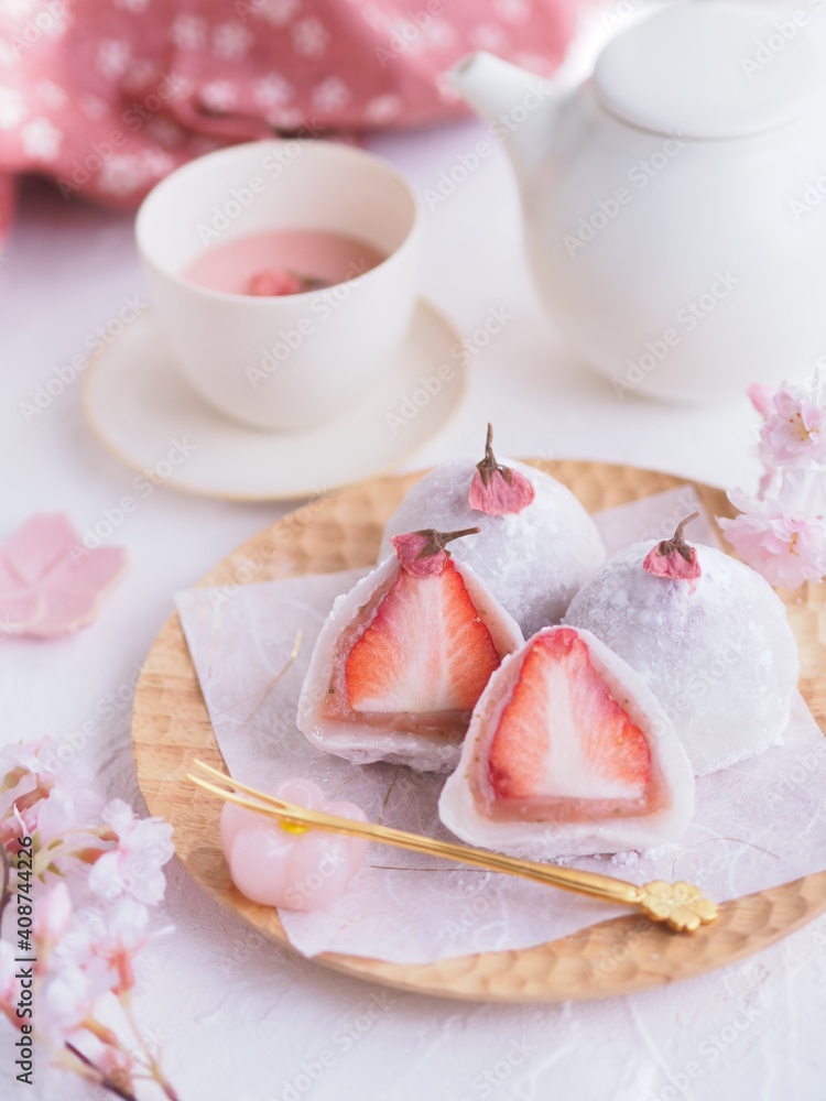 和菓子 桜餡のイチゴ大福
和菓子 桜餡のイチゴ大福