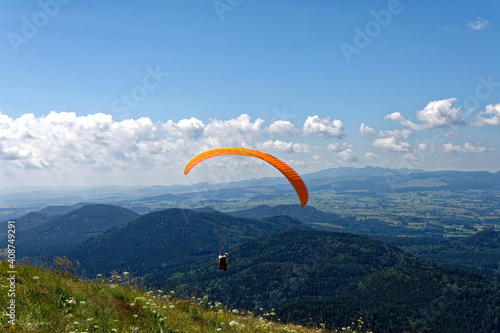 Parachute ascensionnel, Chaine des Puys, volcans, Puy de Dôme, Auvergne, Auvergne-rhone-alpes, France