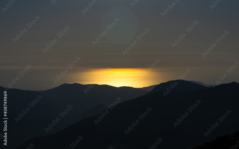 Fototapeta premium sunset in the mountains over the sea