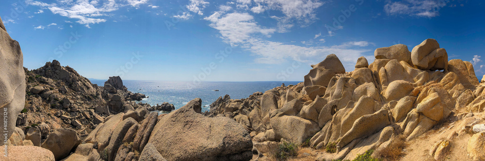 Strandfelsenpanorama auf Sardinien