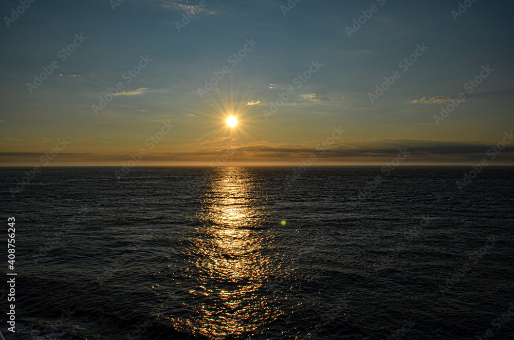 Naklejka premium Sonnenuntergang über dem Meer