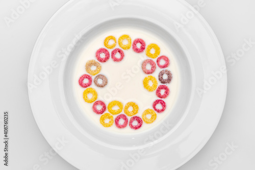 Fototapeta Buntes Essen, Milch im Teller mit Müsli