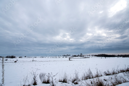 Prawdziwa zima, śnieg, pola pokryte śniegiem, zaspy, chmury, horyzont, Podlasie, Polska