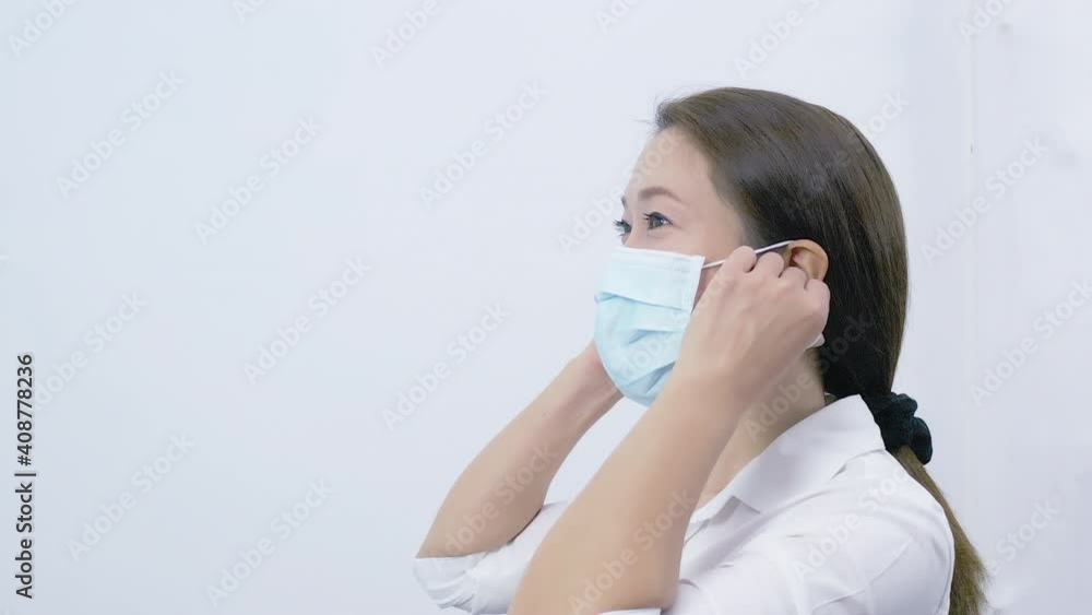 Asian women are removing the correct medical masks. Sanitation concepts prevent the spread of germs and bacteria and avoid coronavirus infection. Asian women are removing the correct medical masks. Sanitation concepts prevent the spread of germs and bacteria and avoid coronavirus infection.