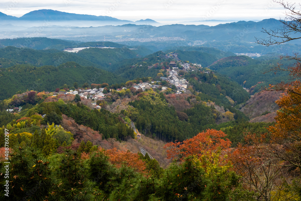 Naklejka premium 奈良県 吉野山の秋と紅葉景色