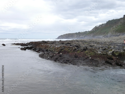 Paisaje de mar  rocas  playas y acantilados del norte de Espa  a.