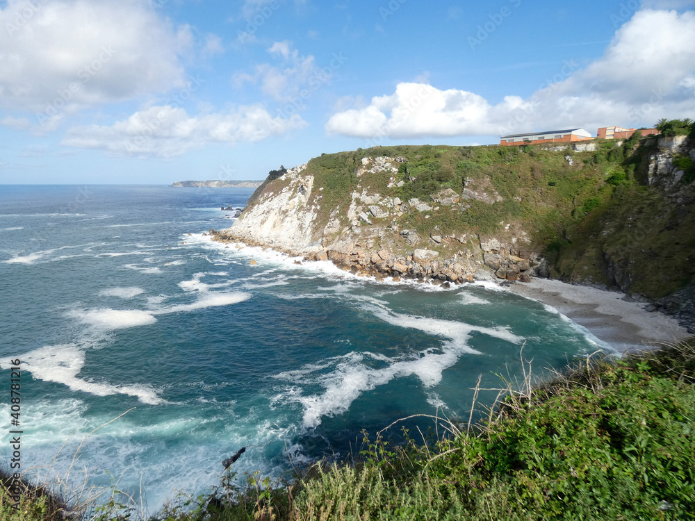 Paisaje de mar, rocas, playas y acantilados del norte de España.