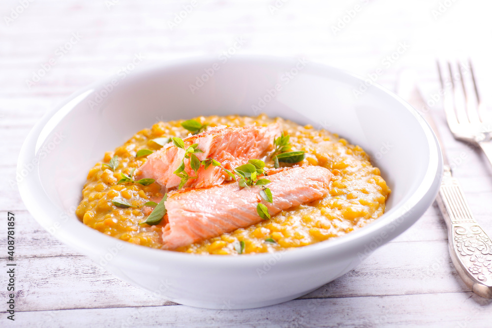 Linsenrisotto mit Lachs und frischen Kräutern Linsenrisotto mit Lachs und frischen Kräutern