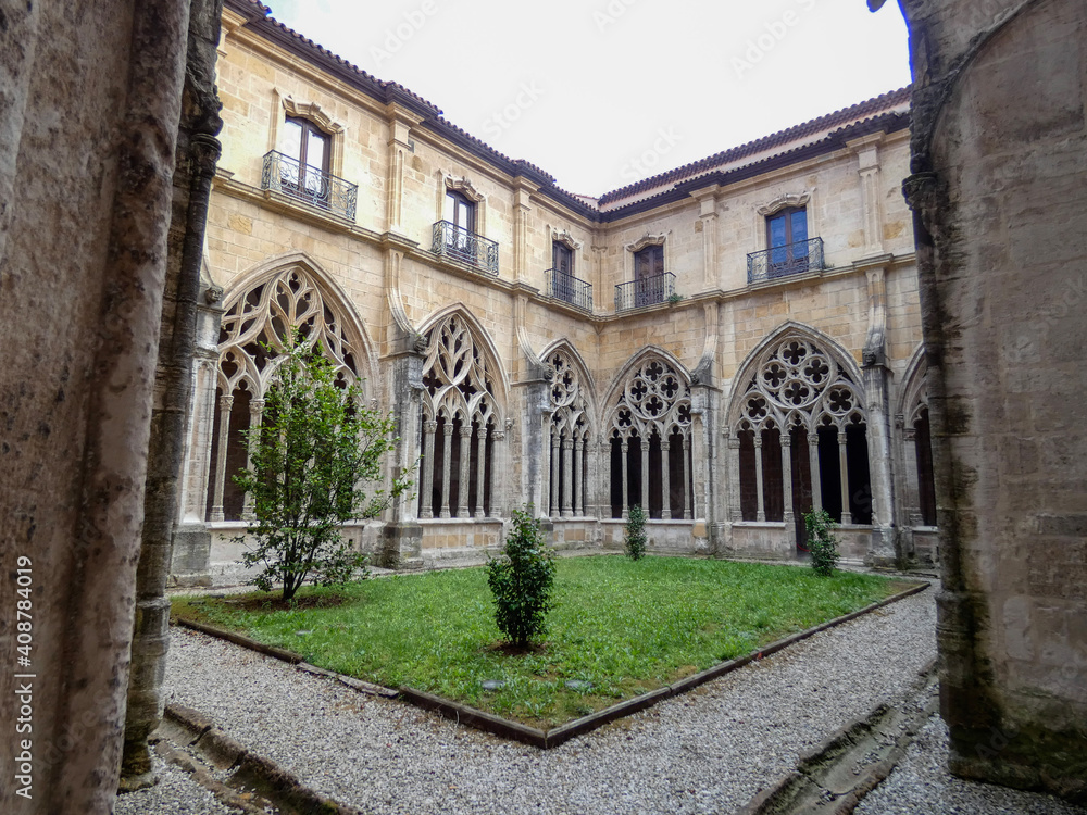 claustro de la catedral de oviedo