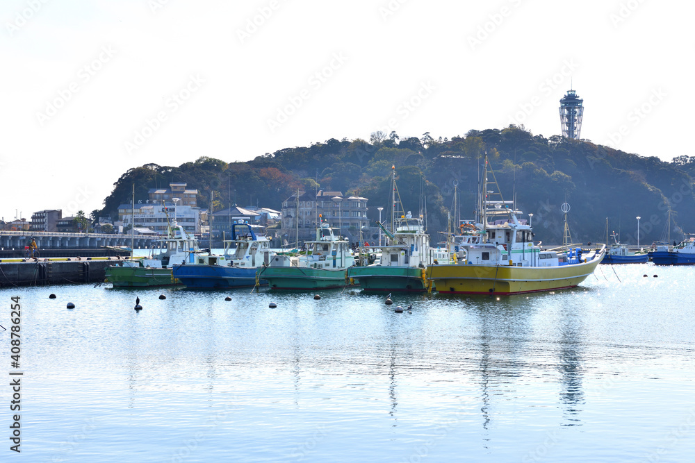 片瀬漁港に並ぶ漁船