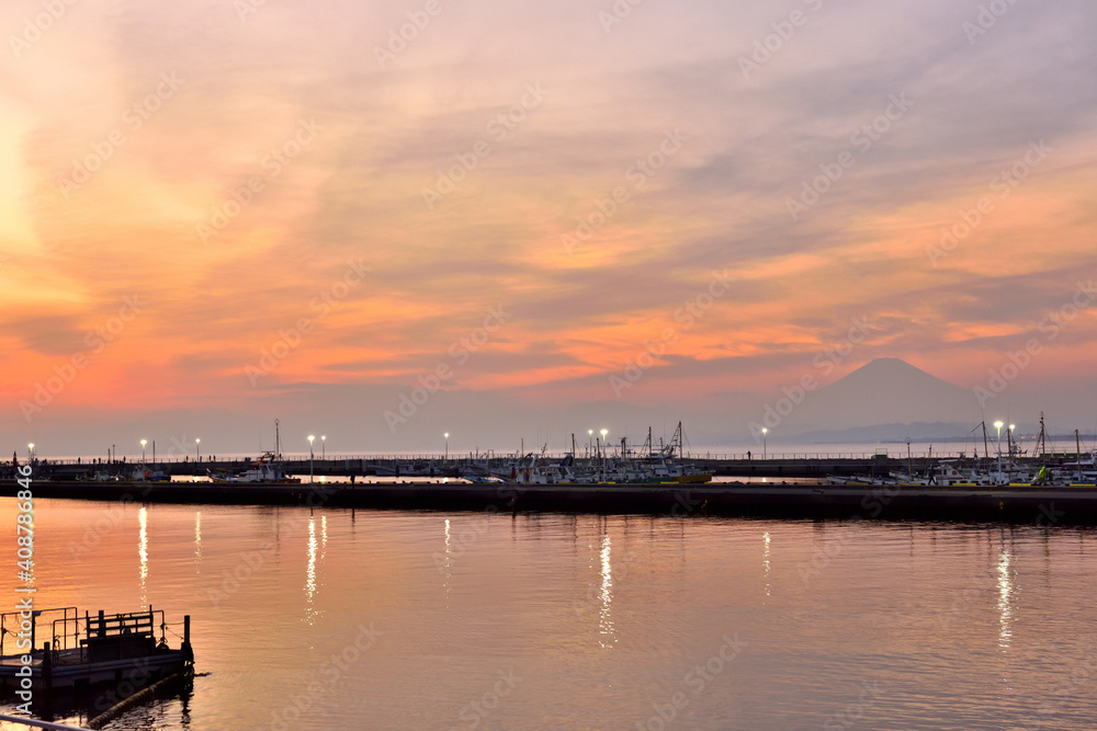 江の島片瀬漁港の夕景と富士山