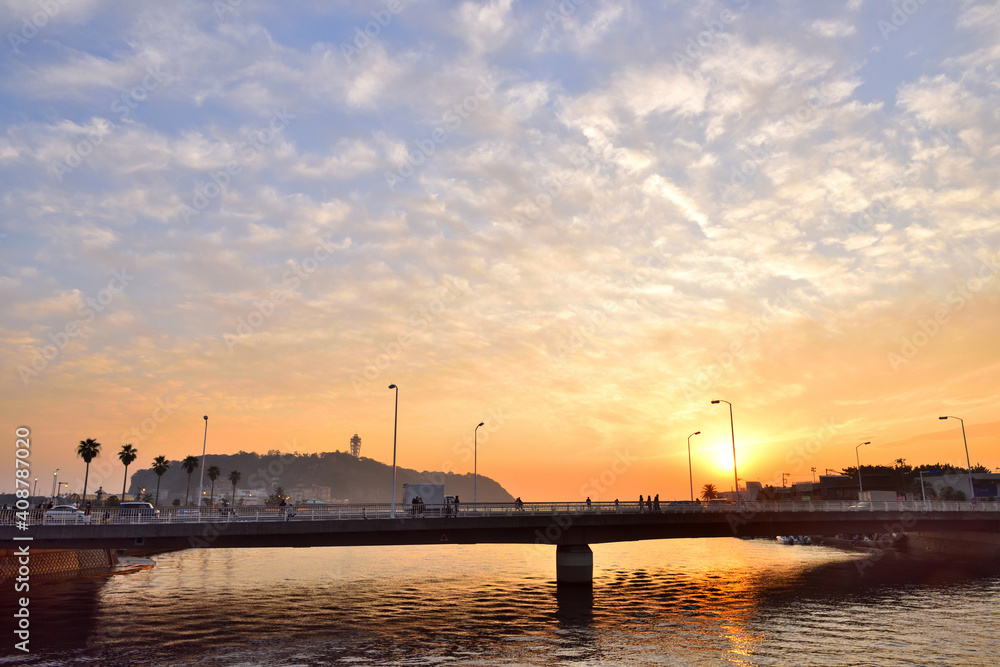 江ノ島大橋の向こうに沈む太陽