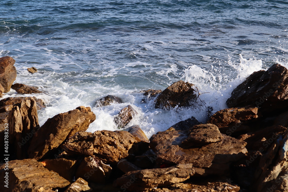 Fototapeta premium Mare sugli scogli di tramontana
