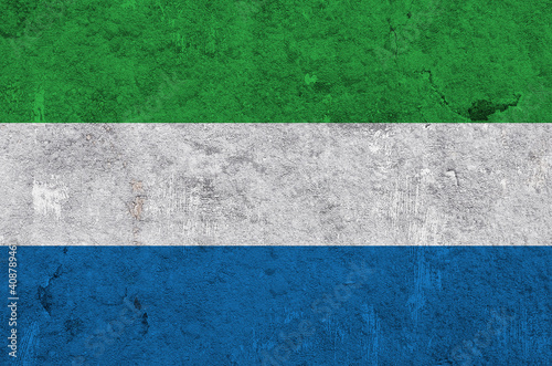 Fahne von Sierra Leone auf verwittertem Beton © lantapix