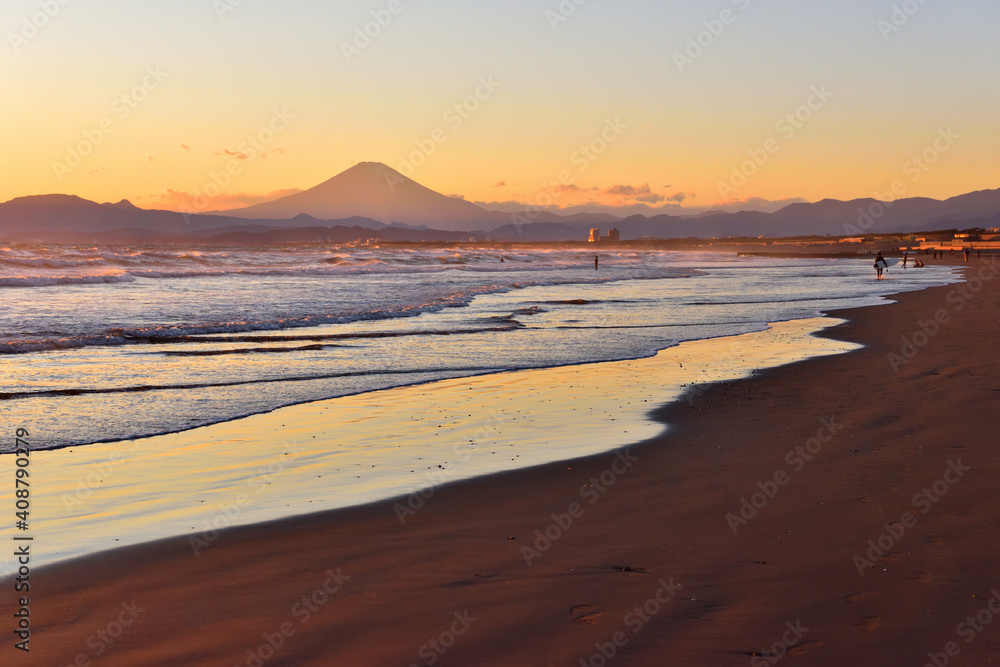 Obraz premium 夕方の湘南海岸から見える富士山と夕焼雲