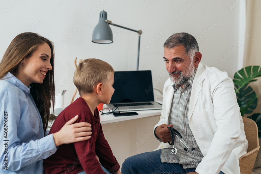 Obraz premium boy with his mother visit pediatrician
