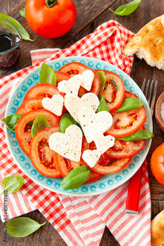 Tomatensalat mit Mozzarella Herzen