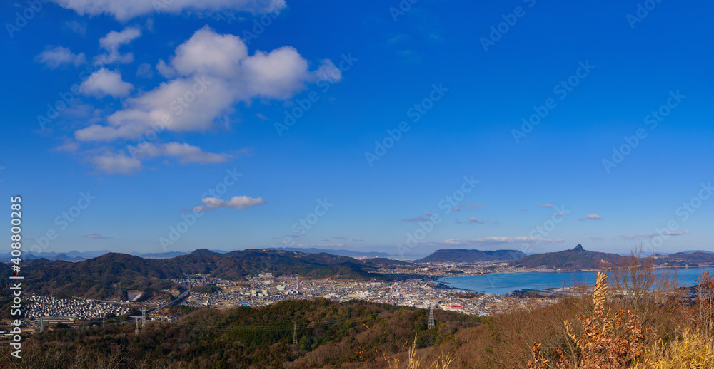 香川県さぬき市街並み 瀬戸内海 屋島と五剣山 パノラマ風景 香川県さぬき市街並み 瀬戸内海 屋島と五剣山 パノラマ風景