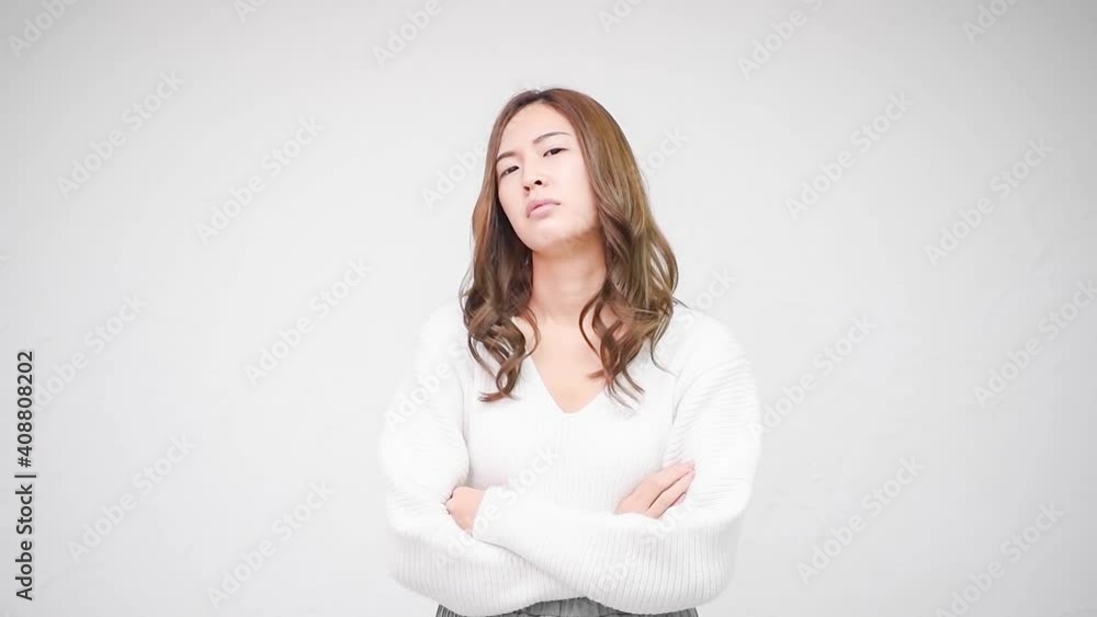 白い壁の前で怒っている若い女性 白い壁の前で怒っている若い女性