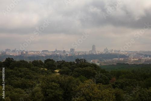Vistas de Madrid en un día nublado desde la Casa de Campo