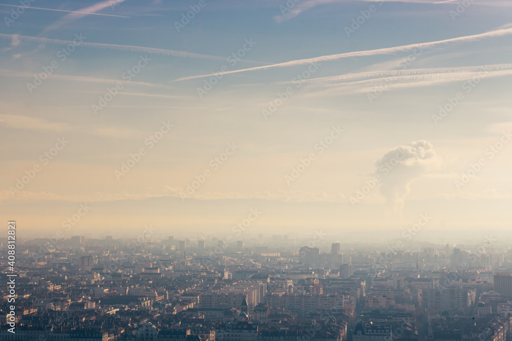 pollution atmosphérique dans une ville européenne comme Lyon en France à cause de la circulation routière et des canicules pollution atmosphérique dans une ville européenne comme Lyon en France à cause de la circulation routière et des canicules
