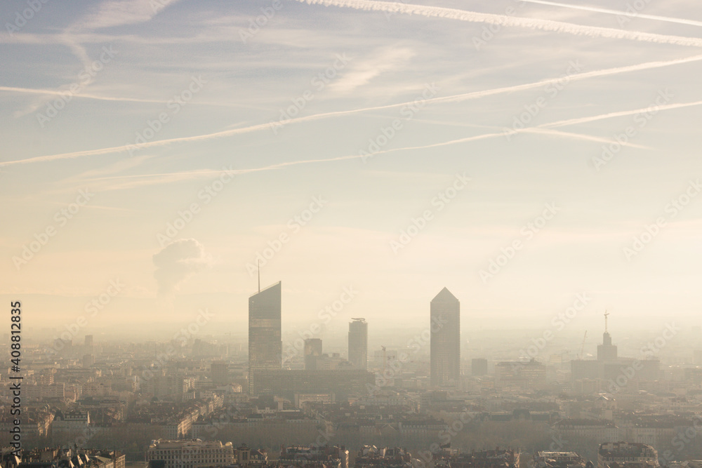 pollution atmosphérique dans une ville européenne comme Lyon en France à cause de la circulation  routière et des canicules