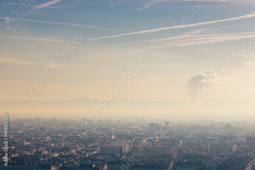 Obraz na plátně pollution atmosphérique dans une ville européenne comme Lyon en France à cause d