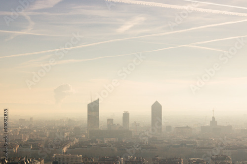 pollution atmosphérique dans une ville européenne comme Lyon en France à cause de la circulation routière et des canicules