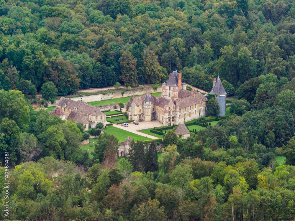 vue aérienne du château d'alincourt dans l'Oise en France