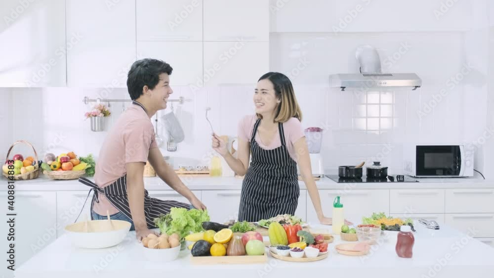 Asian couple cooking Make a healthy salad Delicious food Asian couple cooking Make a healthy salad Delicious food
