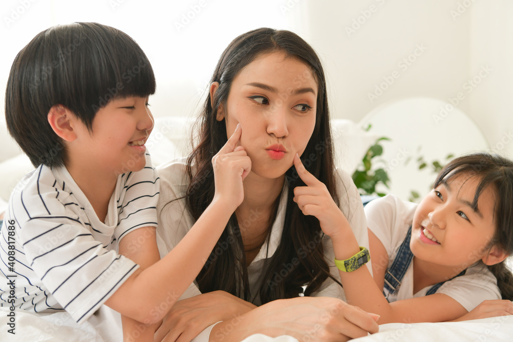 Family happy moments when children wake up in the morning. Have fun with mom before eating breakfast. Family happy moments when children wake up in the morning. Have fun with mom before eating breakfast.