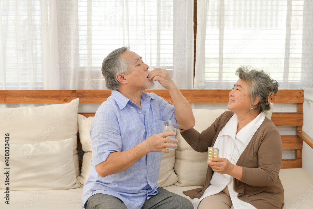 Obraz premium Senior couple that need to look after each other without children and grandchildren to attention.