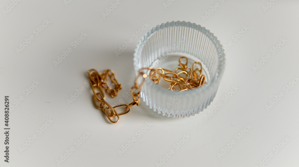 Naklejka premium gold chain in a glass jar