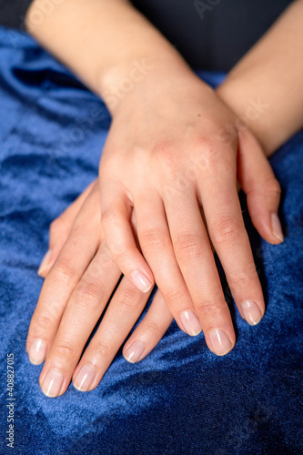 Frauenhände mit natürliche Maniküre 