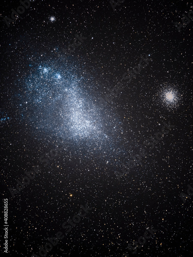 Fotografía A view of the Small Magellan Cloud galaxy companion from the southern hemisphere with millions of stars around the night sky just amazing