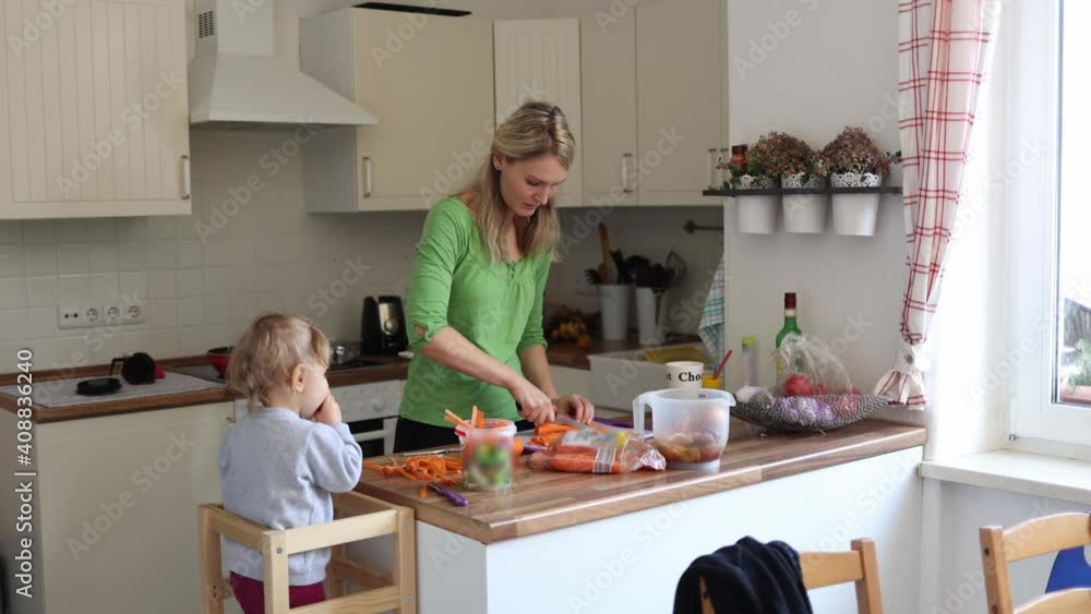 Mutter und Tochter bereiten zusammen das Essen zum Kochen vor Mutter und Tochter bereiten zusammen das Essen zum Kochen vor