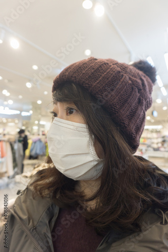 マスクをつける女性　買い物 © xiaosan