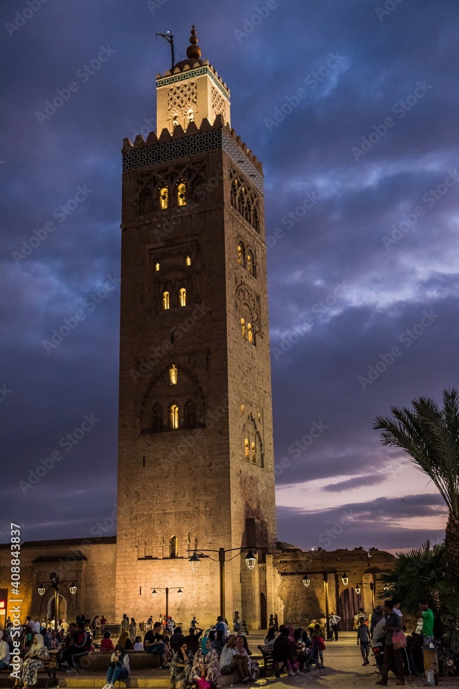 Noche en la mezquita Kutubía, Marruecos