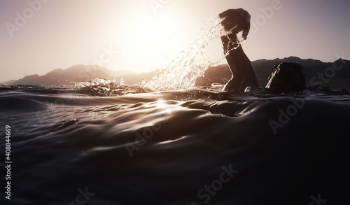 Canvastavla Athletic young man swimming at sea