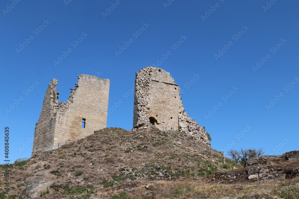 Nouvelle-Aquitaine - Limousin - Creuse - Forteresse de Crozant - La tour quadrangulaire et la tour du fer à cheval
